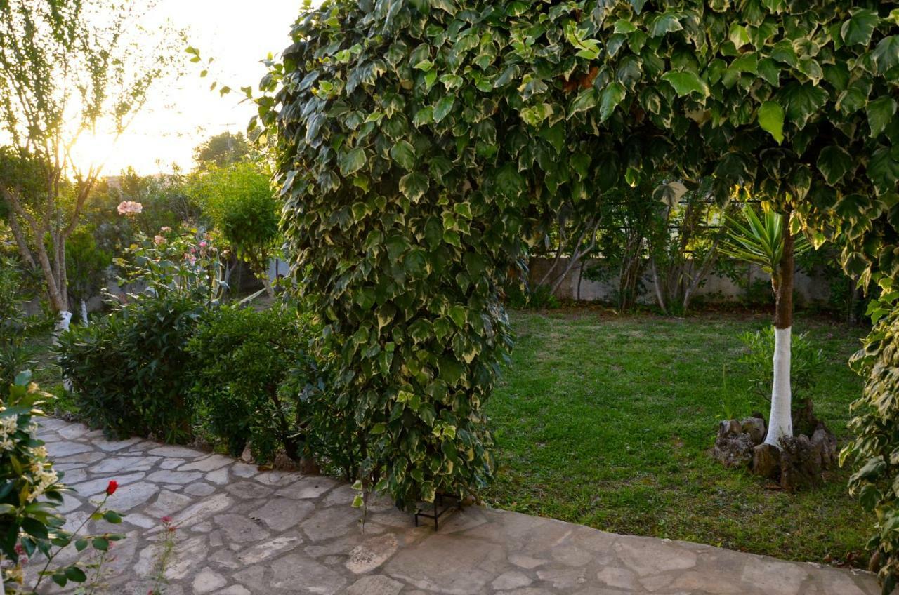 Appartamento Kostas' Garden Roda  Esterno foto