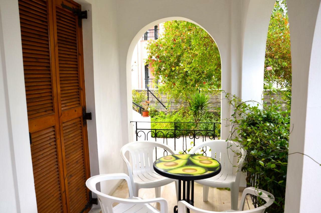 Appartamento Kostas' Garden Roda  Esterno foto
