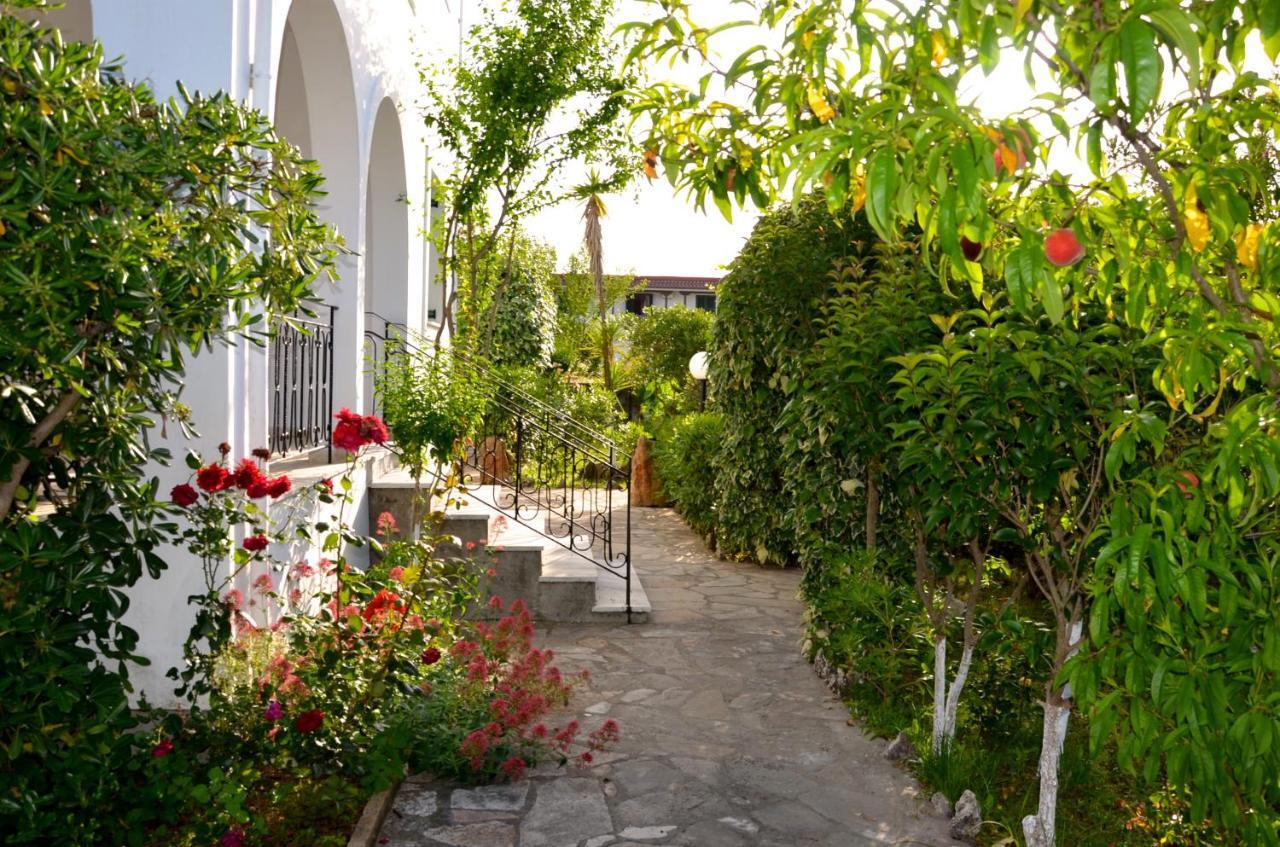 Appartamento Kostas' Garden Roda  Esterno foto